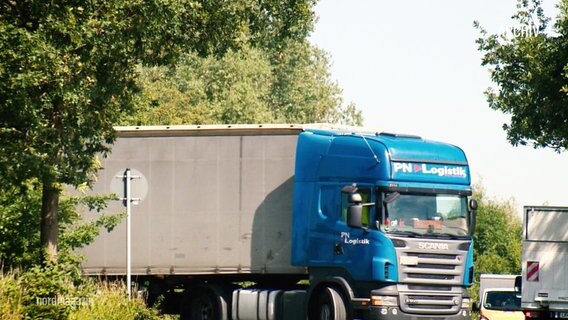Ein Lastwagen biegt auf eine Landstraße ein. © Screenshot 