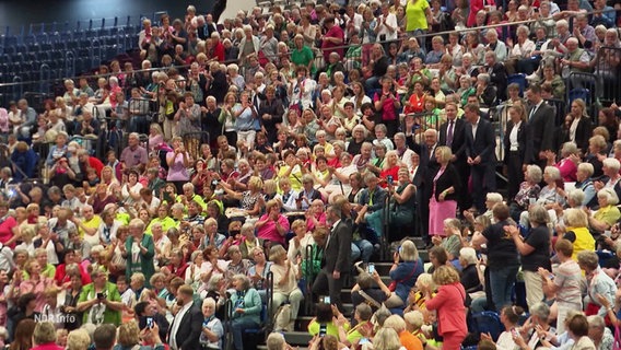 Die Publikumsränge des  75. Jubiläums der Landfrauen in Kiel. © Screenshot 