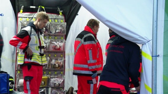 Ein Sanitätereinsatz auf dem Fanfest in Hamburg. © Screenshot 