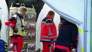 Ein Sanitätereinsatz auf dem Fanfest in Hamburg. © Screenshot 