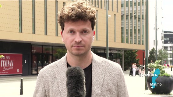 Reporter Jonas Salto berichtet über die Zukunft der Firma Northvolt in Schleswig-Holstein. © Screenshot 