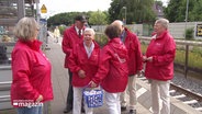 Menschen von der Bürgerinitiative „Starke Schiene“ stehen auf einem Bahnsteig. © Screenshot 
