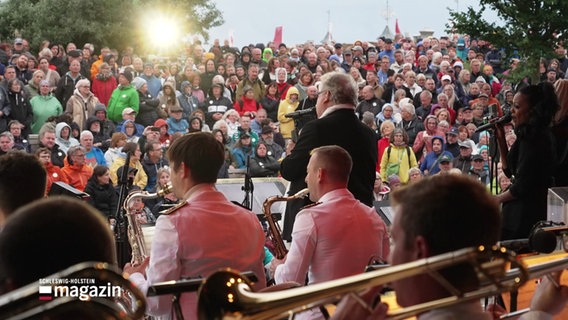 Heinz Rudolf Kunze und die Bundeswehr Big Band vor Publikum bei einem Benefizkonzert. © Screenshot 