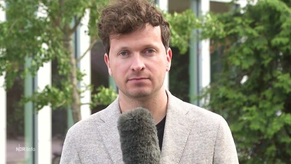 NDR-Reporter Jonas Salto berichtet aus Malmö vom Treffen Northvolts mit dem Wirtschaftsausschuss. © Screenshot 