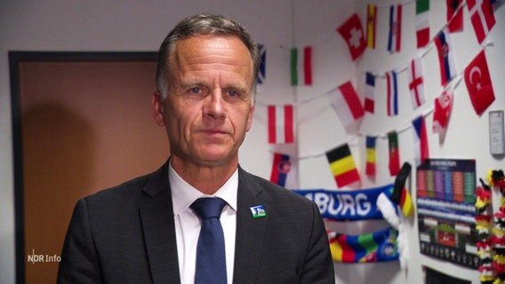 Christoph Holstein, Staatsrat für Sport von der SPD, erklärt, warum es sich für Hamburg trotz hoher Kosten lohnt, Austragungsort bei der laufenden Fußball-EM zu sein. © Screenshot 