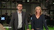 Christopher Scheffelmeier und Harriet Heise moderieren das Schleswig-Holstein Magazin um 19:30 Uhr. © Screenshot 