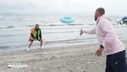Das Grömitzer Team um Bürgermeister Sebastian Rieke bereitet sich auf den Wettkampf gegen das Team aus Büsum vor. © Screenshot 