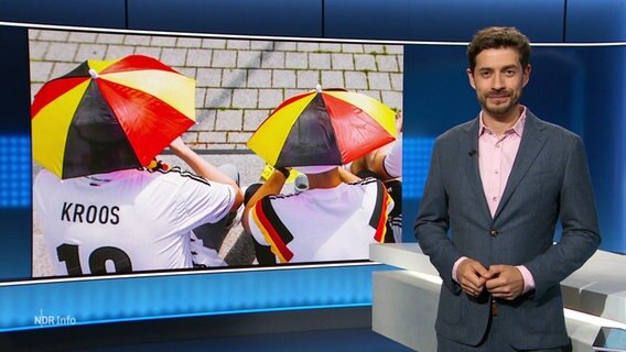 Daniel Anibal Bröckerhoff moderiert NDR Info um 21:45 Uhr. © Screenshot 