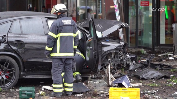 Für den in Folge dieses Unfalls getöteten unbeteiligten Hochbahn Mitarbeiter wurde heute in der ganzen Stadt eine Schweigeminute eingelegt. © Screenshot 