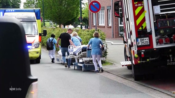 Bei einem Brand in einer Klinik in Bassum mussten viele Patienten evakuiert werden. © Screenshot 