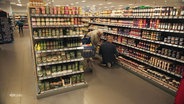 Zwei Personen vor einem Regal in einem Supermarkt. © Screenshot 