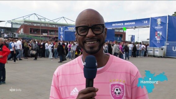 Moderator Yared Dibaba an der Fanmeile am Heiligengeistfeld in Hamburg. © Screenshot 