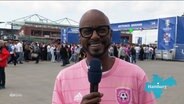 Moderator Yared Dibaba an der Fanmeile am Heiligengeistfeld in Hamburg. © Screenshot 