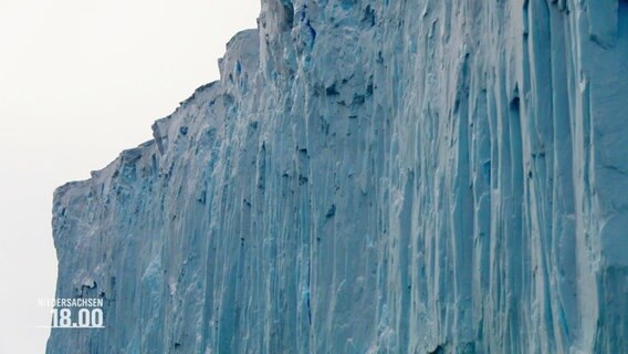Eine steile Eiswand ragt in den Himmel. © Screenshot 