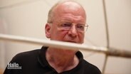 Der Werkstattleiter Armin Kohlrausch bei der Arbeit im Kunstmuseum Wolfsburg. © Screenshot 