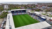 Luftaufnahme: Blick auf das Fußballstadion von Holstein Kiel © Screenshot 