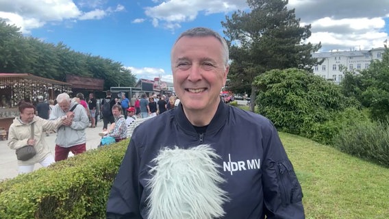 Uwe Ulbrich moderiert das Wetter von der Warnemünder Woche. © Screenshot 