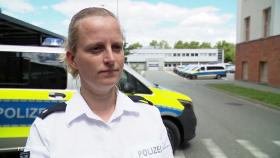 Eine Polizistin äußert sich zum Stand der Suche nach einem vermissten 14-Jährigen. © Screenshot 