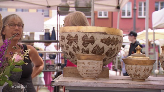 Verschiedenste Töpferwaren werden auf dem Töpfermarkt in Schwerin ausgestellt und feilgeboten. © Screenshot 