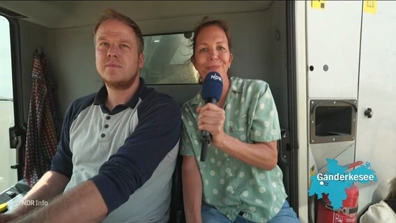 NDR-Reporterin Birgit Stamerjohanns interviewt einen Landwirt auf einem Mähdrescher. © Screenshot 
