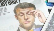 Das Titelblatt einer Zeitung zeigt einen ratlosen französischen Presidenten Macron. © Screenshot 