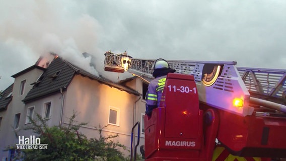 Löscharbeiten am brennenden Mehrfamilienhaus in Neustadt am Rübenberge. © Screenshot 