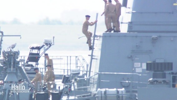 Marinesoldaten auf der Fregatte "Hamburg" kurz nach der Abfahrt. © Screenshot 