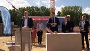 Bürgermeister Peter Tschentscher bei der Grundsteinlegung für die Berufliche Hochschule Hamburg. © Screenshot 