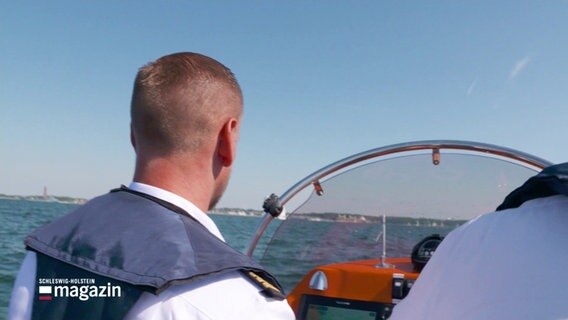 Zwei Beamte der Wasserschutzpolizei sind mit ihrem Boot unterwegs in der Kieler Förde. © Screenshot 