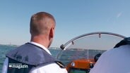 Zwei Beamte der Wasserschutzpolizei sind mit ihrem Boot unterwegs in der Kieler Förde. © Screenshot 