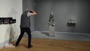 Ein Mann fotografiert ein Stillleben. © Screenshot 