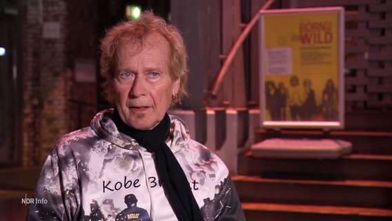 Nick St. Nicholas spricht in die Kamera. © Screenshot 