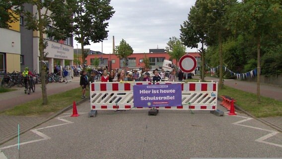 Eine abgesperrte Straße. © Screenshot 