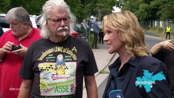 Bundesumweltministerin Steffi Lemke spricht mit einem Bürger. © Screenshot 
