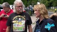 Bundesumweltministerin Steffi Lemke spricht mit einem Bürger. © Screenshot 