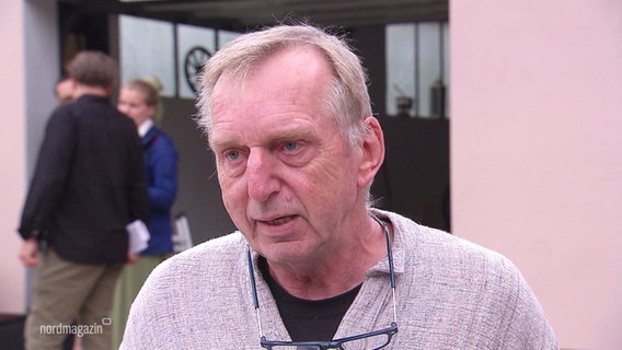 Lutz Trautmann spricht in die Kamera. © Screenshot 