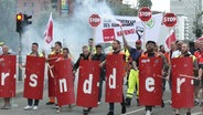 Seehafenbeschäftigte bei einem Warnstreik. © Screenshot 