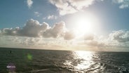 Wolken vor der Sonne über dem offenen Meer. © Screenshot 