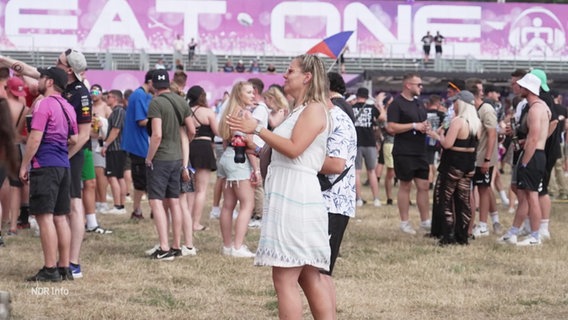 Festivalbesucher vor dem Logo des Airbeat-Festivals. © Screenshot 
