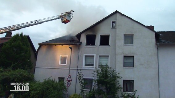 Ein brennendes Haus und eine Feuerwehrleiter. © Screenshot 