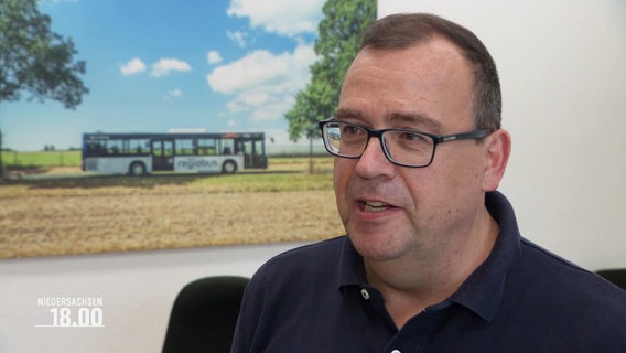 Tolga Otkun von der ÜSTRA im Interview. © Screenshot 