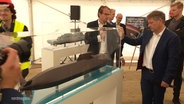 Bundewirtschaftsminister Habeck schaut sich ein Modell in einem Glaskasten an. © Screenshot 
