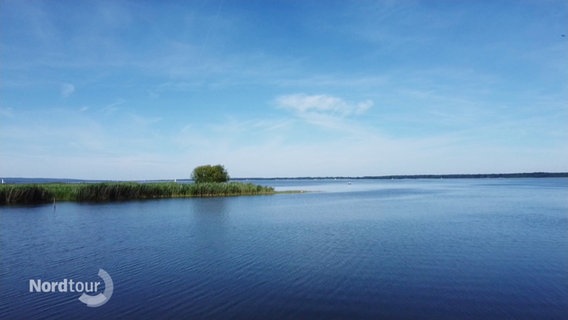 Blick auf eine weite Seenlandschaft. © Screenshot 