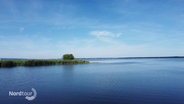 Blick auf eine weite Seenlandschaft. © Screenshot 