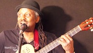 Mazinho de Souza singt und spielt Gitarre. © Screenshot 