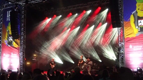 Eine Band spielt auf dem "Lautfeuer" Festival. © Screenshot 