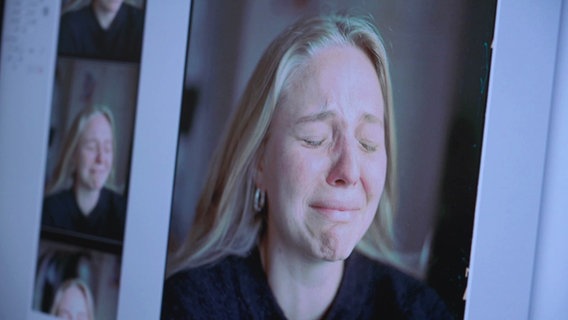 Auf einem Bildschirm sind Fotos von Andreas Blauth zu sehen, die Carlotta Brüdersdorf bei Weinen zeigen © Screenshot 