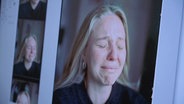 Auf einem Bildschirm sind Fotos von Andreas Blauth zu sehen, die Carlotta Brüdersdorf bei Weinen zeigen © Screenshot 