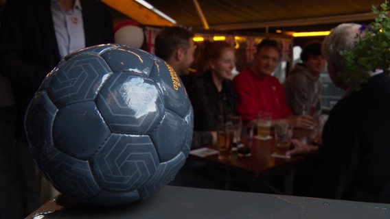 Ein grauer Fußball in einem englischen Pub in Hannover © Screenshot 