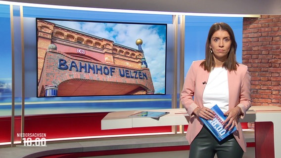 Lena Mosel moderiert. © Screenshot 